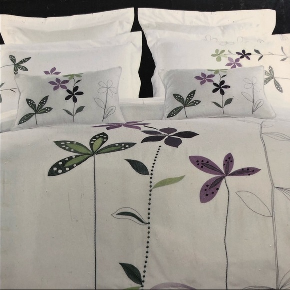 King Duvet with shams and accent pillow - Picture 1 of 5